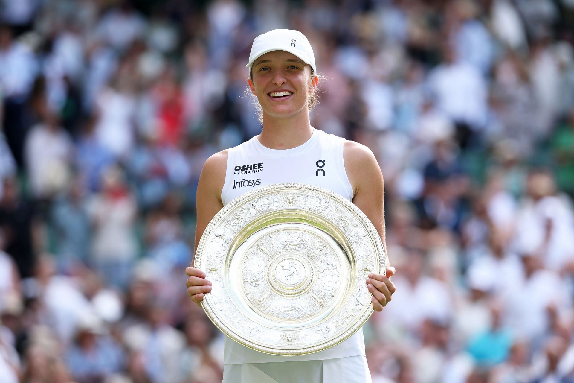 Iga Swiatek with the 2025 Wimbledon trophy. (Source: Getty)